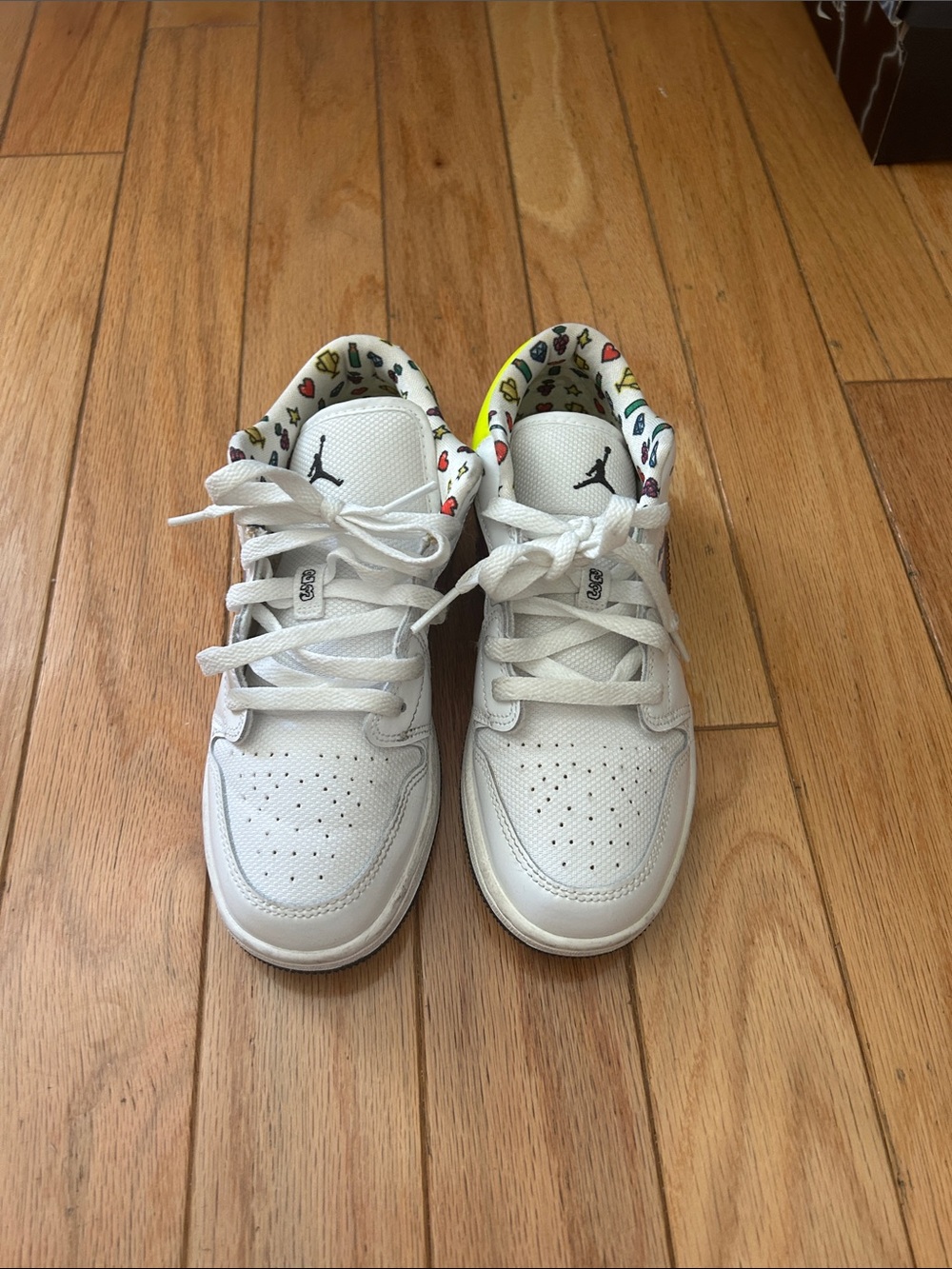 Nike Jordan White Kids Sneakers with Multicolor Icon Liner